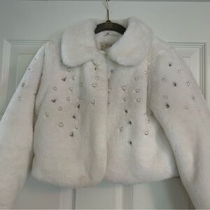 Girls size 5:6 Adorable white faux fur coat for special occasions!